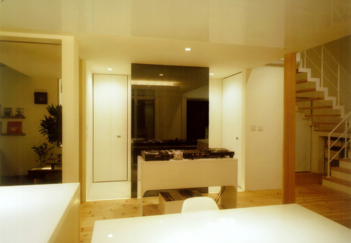 優しい照明に照らされるリビング