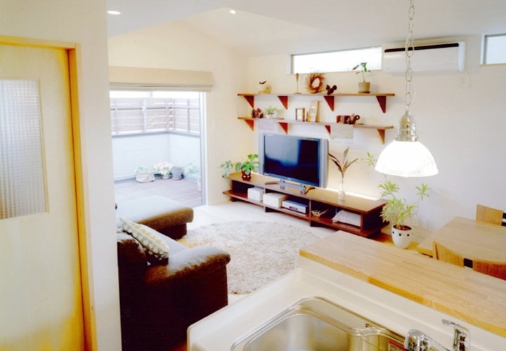 キッチンからリビング、バルコニーへと続く