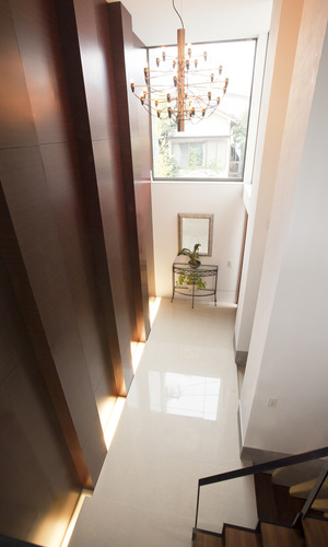 玄関ドアを開けると、大きな吹抜けが訪れた方を招き入れる玄関ホール