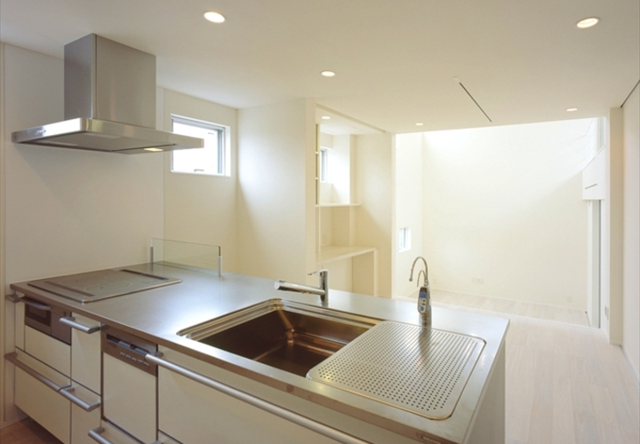 開放的なシルバーとホワイトのキッチン