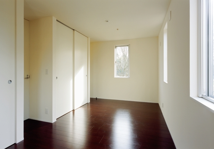 すっきりと白で揃えた建具