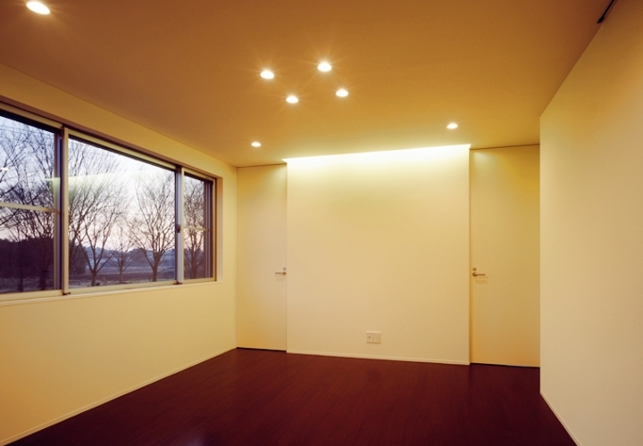 四季折々の自然が広がるリビングの窓