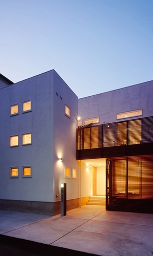 オレンジ色の灯りがこぼれる夕景