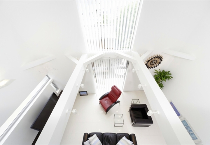 吹き抜け上から見る明るく落ち着いた空間