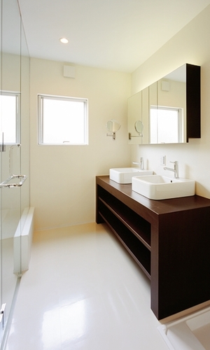 白と濃茶を基調としたシンプルな洗面