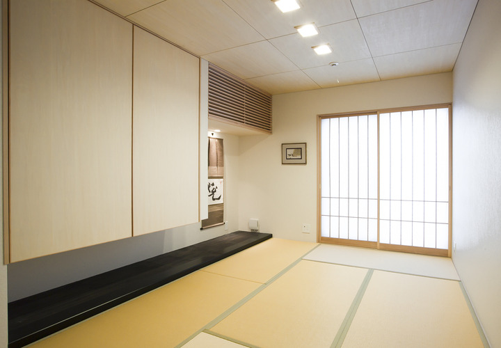浮き収納で足元をすっきりさせ、室内の大きさをより広く見せる和室