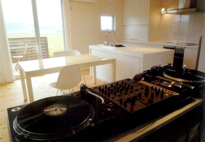 DJブースのあるダイニングルーム