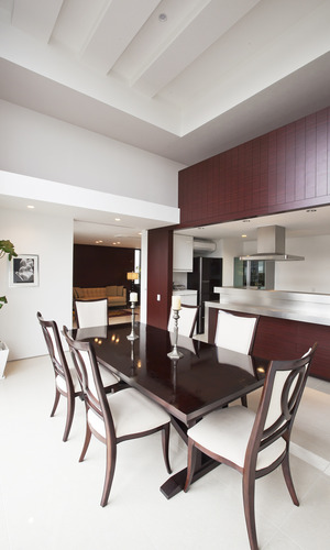 キッチンスペースの天井高を低くすることで、天井高のあるダイニングが清々しい空間に