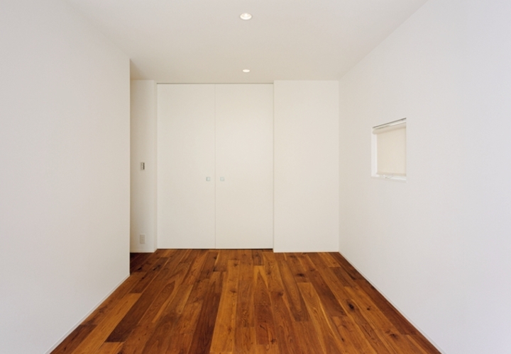 シンプルな空間にやさしい無垢フローリング