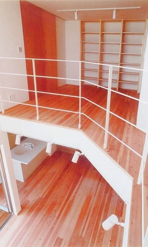 吹き抜けより階下を見下ろす