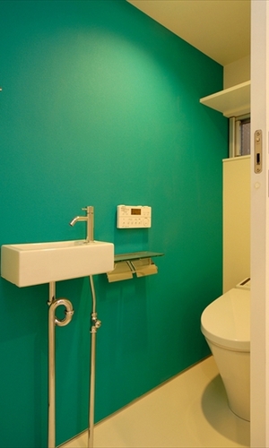 グリーンのアクセントカラーがモダンなトイレ