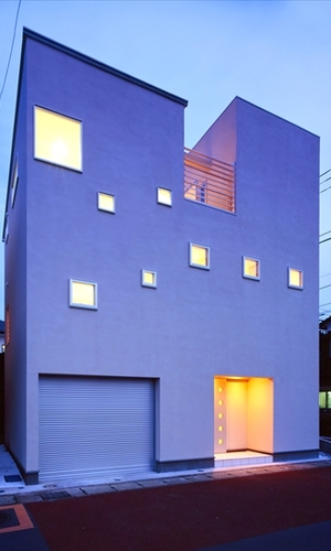 温かい光が漏れる外観