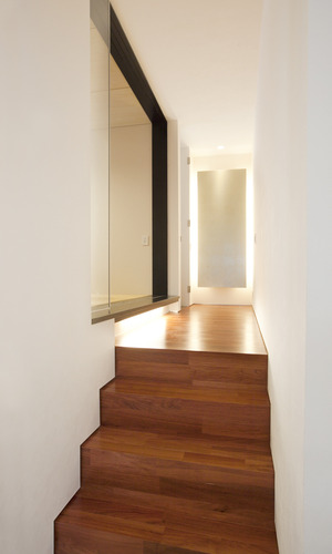 階段先には、ラグジュアリーな間接照明の光りが待ち受けている