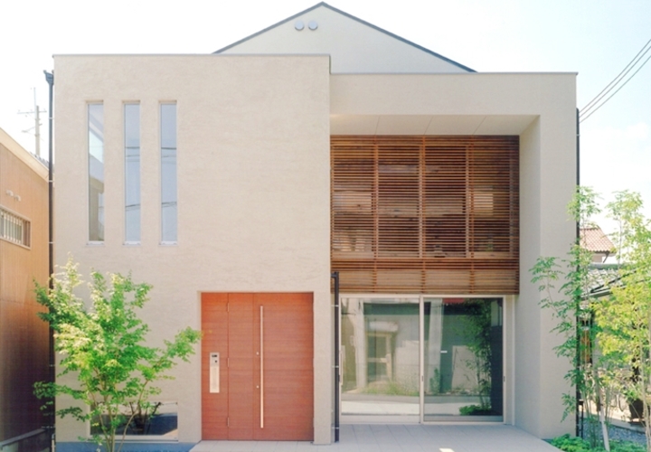 住宅街に馴染む外観