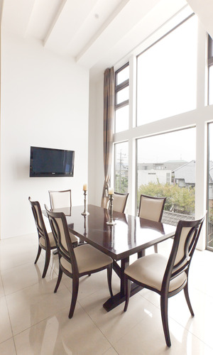 大きな吹抜けの中にあるダイニングスペースが、生活の主役に