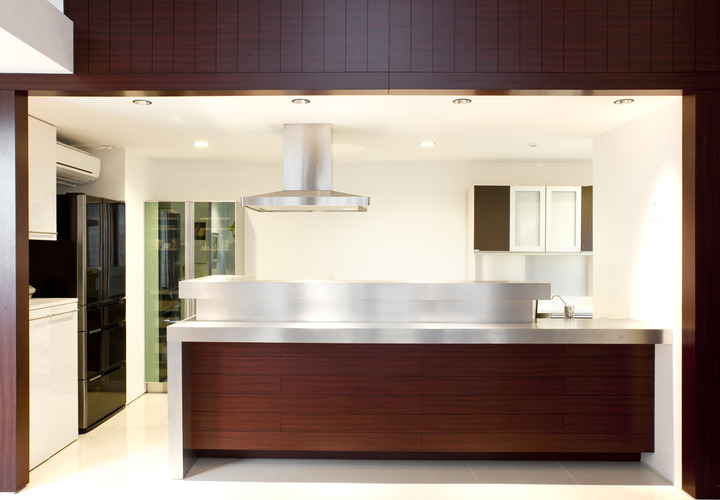 キッチン周りを門型フレームで囲い、軽食が出来るスペースとなっているキッチンスペース