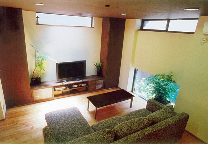 上下の採光窓で明るいリビング