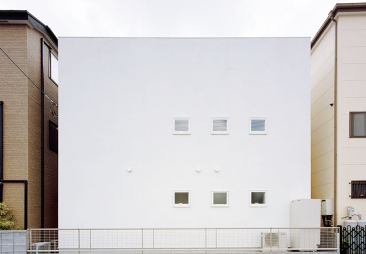 整然と小窓が並ぶ外観