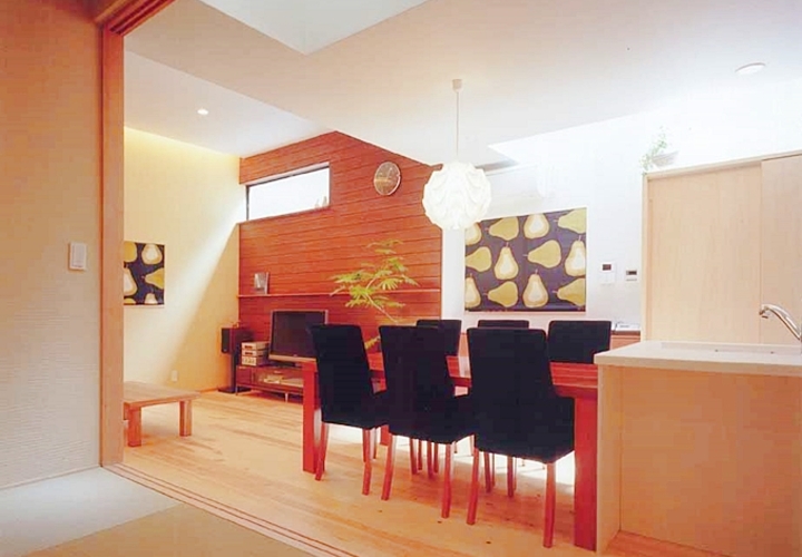 和室からLDKを眺める