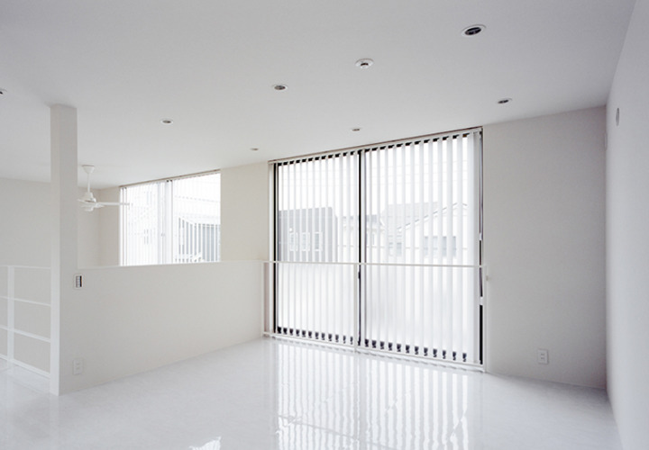 真白に統一された2階洋室