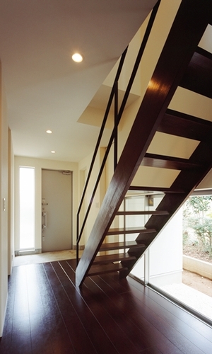 落ち着いた玄関を演出する低い窓