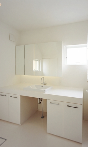 窓からの光が反射する真っ白な洗面