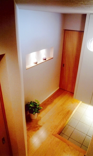 ニッチのあるナチュラルな玄関