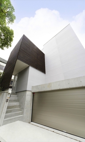 白とシルバーと黒の濃淡がモダンな外観