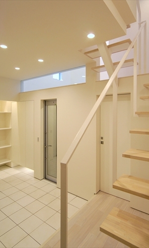 ハイサイドライトで明るい玄関スペース