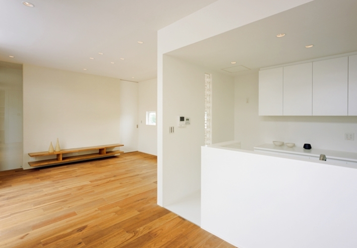 やや天井を低くして変化を付けた白いキッチン