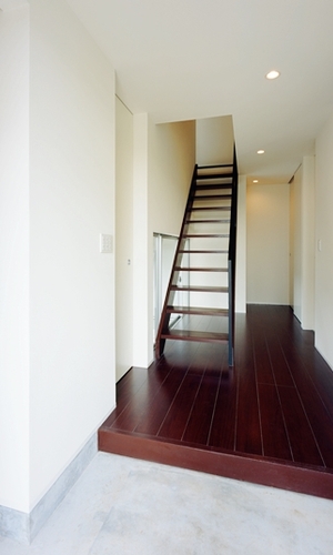玄関から階段を眺める