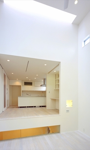 スキップフロアのダイニングスペース