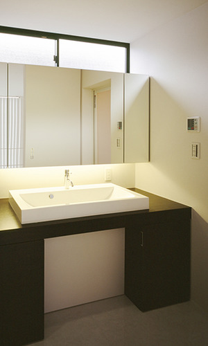 モダンテイストの洗面室