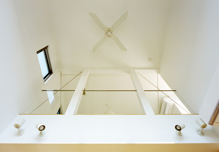 開放的な吹き抜けを見上げる