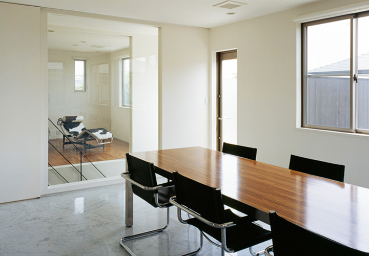 ステンレスと黒でシックな椅子が並ぶ