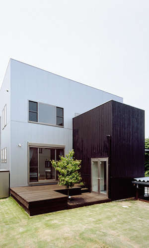 広々とした中庭とウッドデッキ