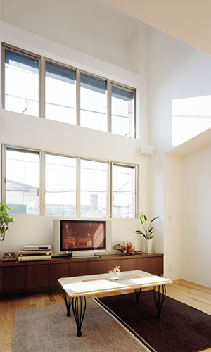 ハイサイドライトで明るいリビング