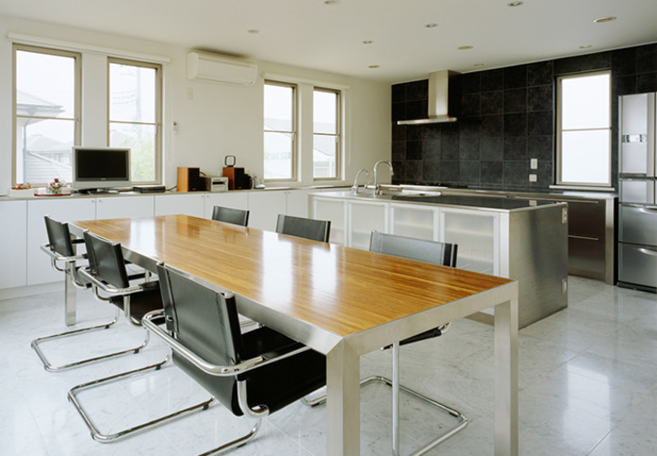 黒とステンレスでシックにまとめたキッチン