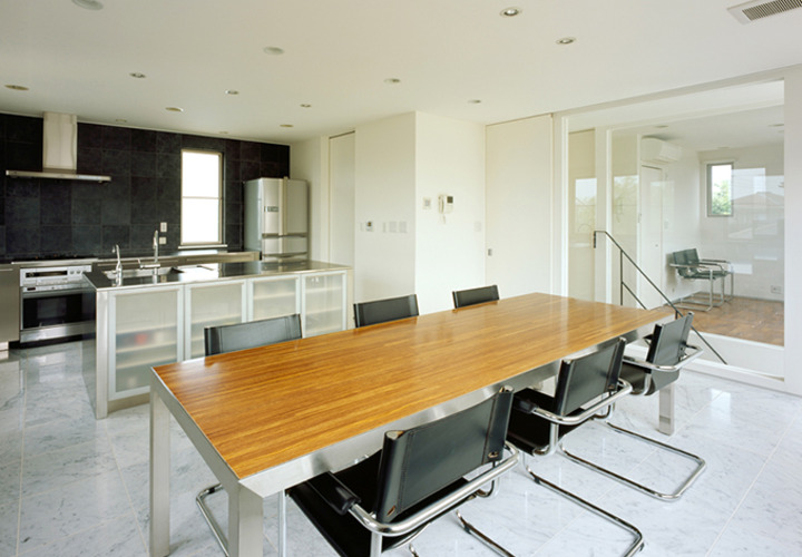 ガラス壁で広く感じるリビング