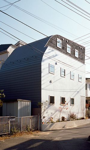 R形状の外壁が印象的な外観