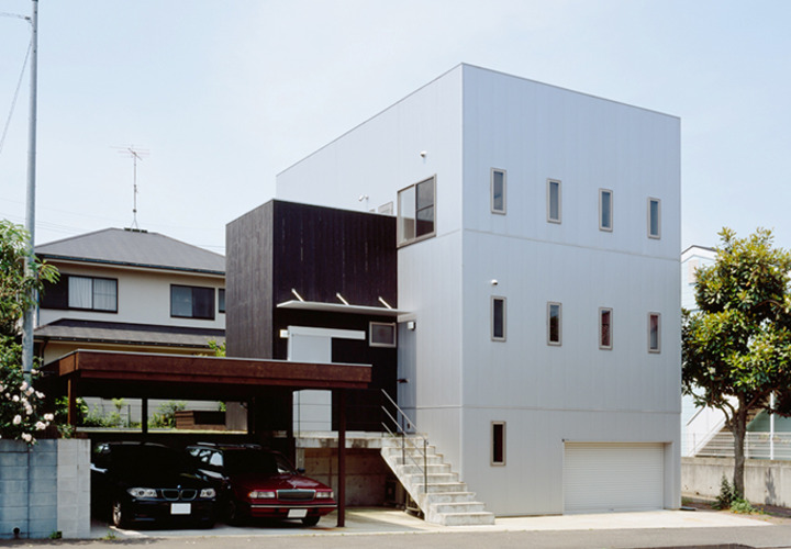 白と黒のボックスが並ぶ外観