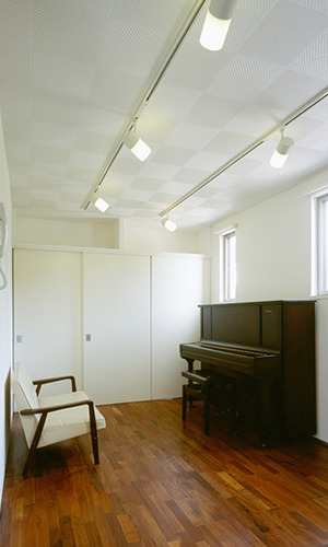 趣味を楽しむアンティーク調の部屋