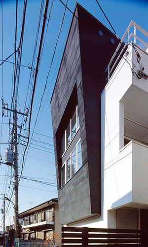 前面道路に張り出す外壁