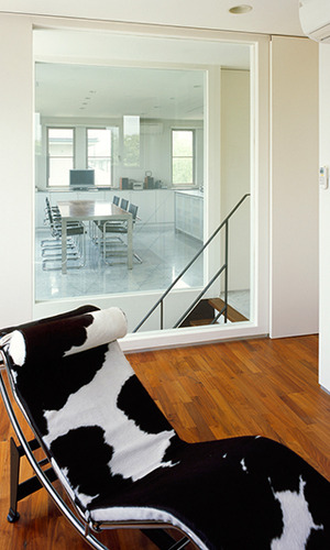 牛柄のリラックスチェア