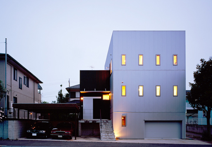 前面道路から見る夕景外観