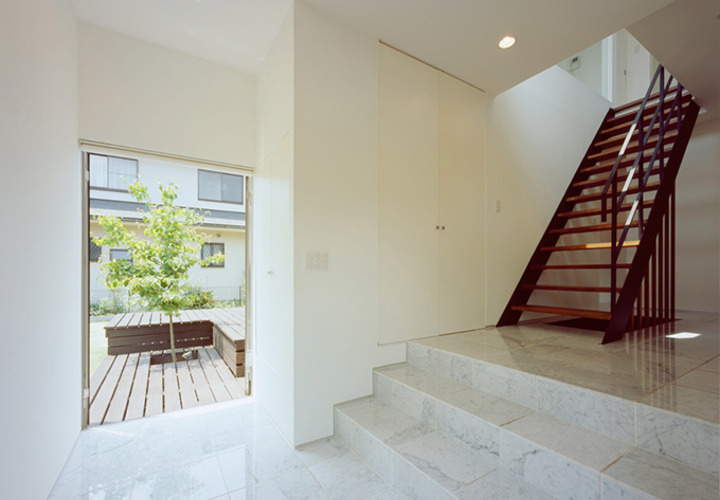 幅の広いゆったりとした階段ホール