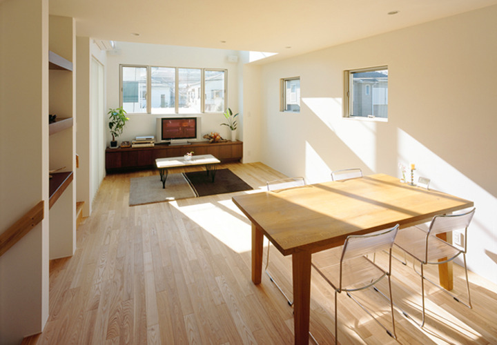 キッチンから奥行きのあるLDKを見る