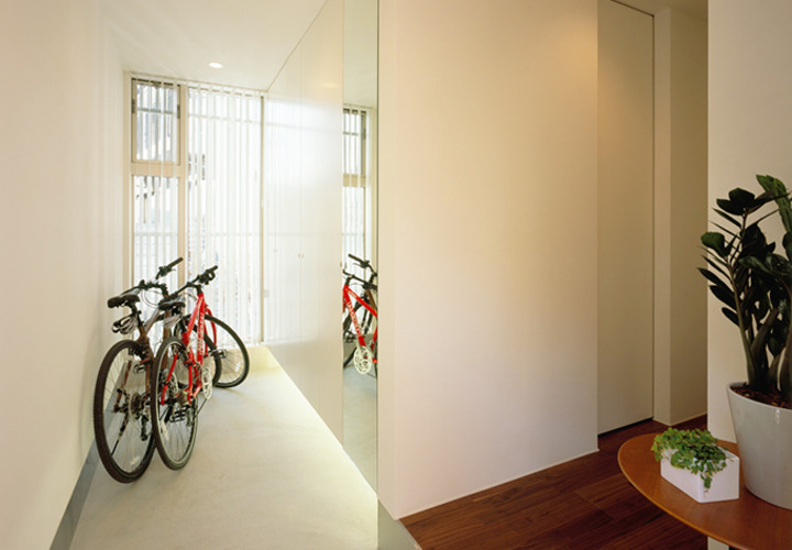 鏡の効果で広く感じる玄関