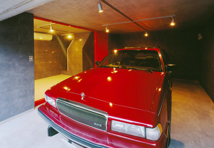 真赤な車に合わせたカースペース
