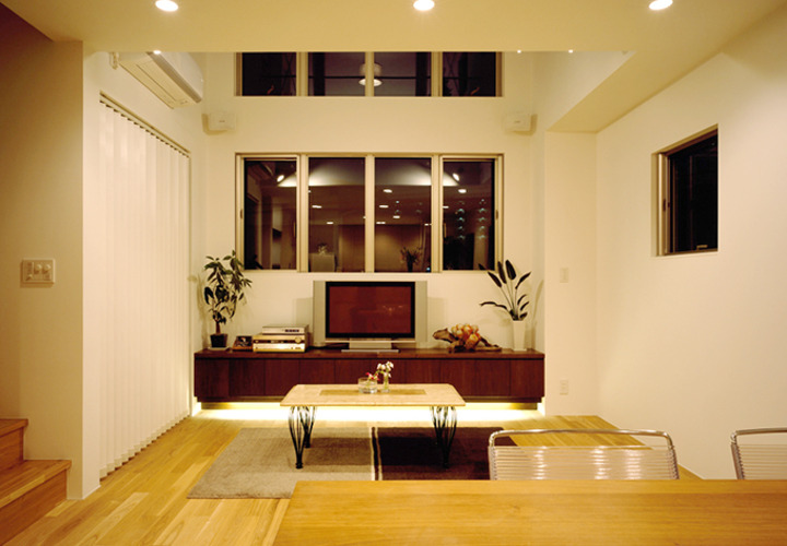 窓が室内を写した夜の眺め